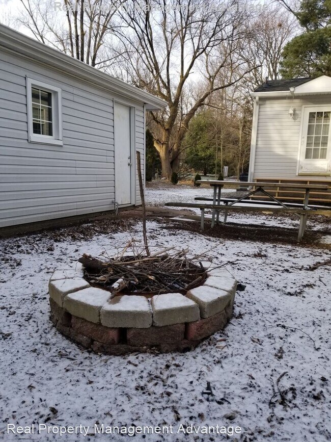 Building Photo - 3 br, 1 bath House - 21845 Novi Rd.