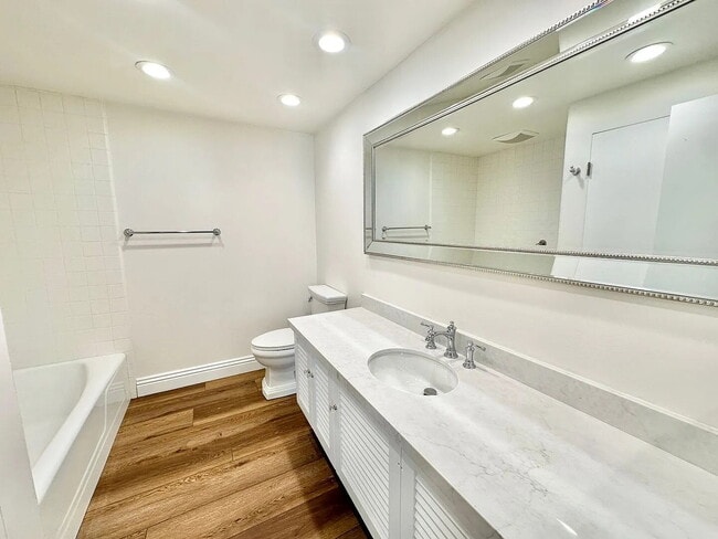 Building Photo - "Charming 3-Bed Oasis with 2 Full Baths in Prestigious Rancho Santa Fe!"