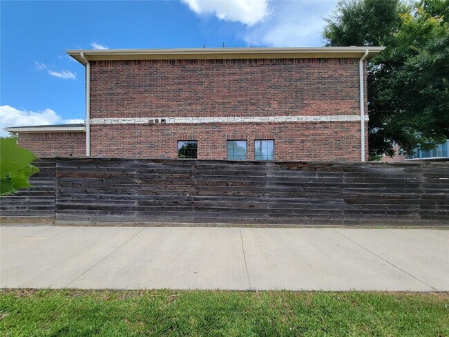 Building Photo - 3 Bed Townhome in 77003 Near Minute Maid Park + First-Floor Living