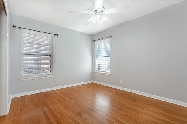 Building Photo - 3-bedroom, 2-bath home with 2-car garage in Casa View