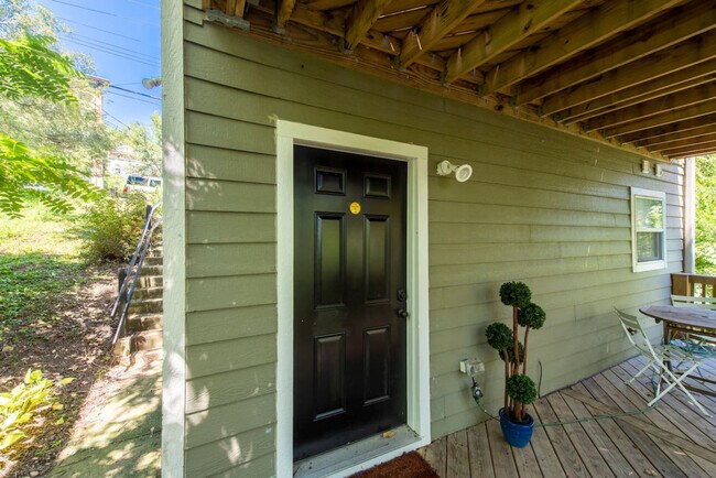 Building Photo - 107 E Clifton Ave