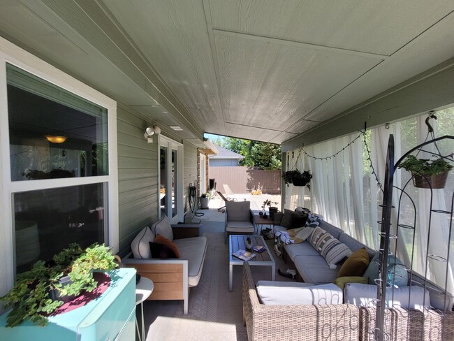 Building Photo - Stunning Home with Hot Tub with Detached O...