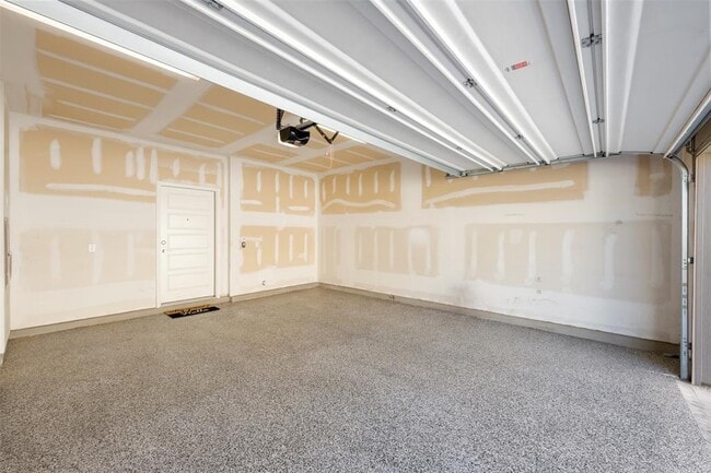 Building Photo - 13800 Lyndhurst St
