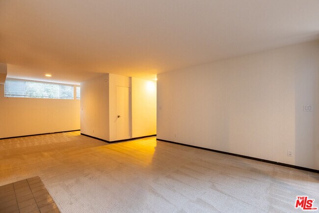 Building Photo - 833 Moraga Dr