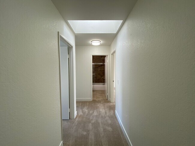 Building Photo - Stunning Townhome in Tanglewood Community