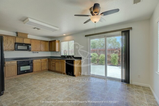 Building Photo - 4 Bedroom, 2 bathroom home with fenced yard
