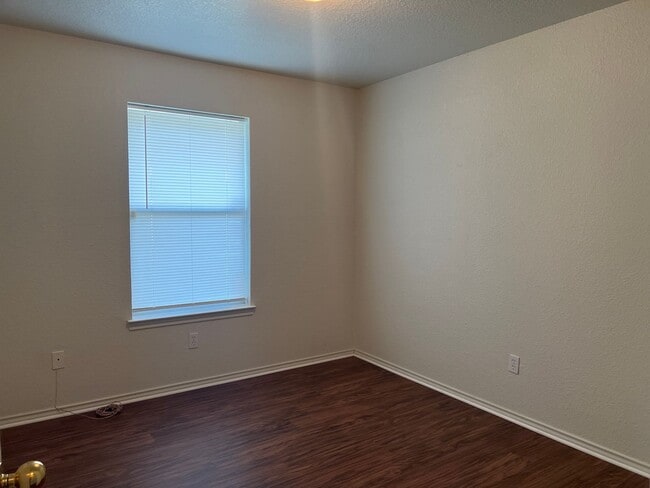 Building Photo - 2600 Alma Dr