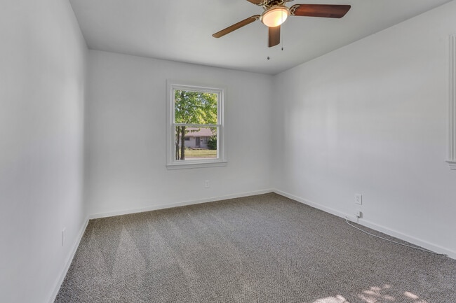 Building Photo - 610 Elm St