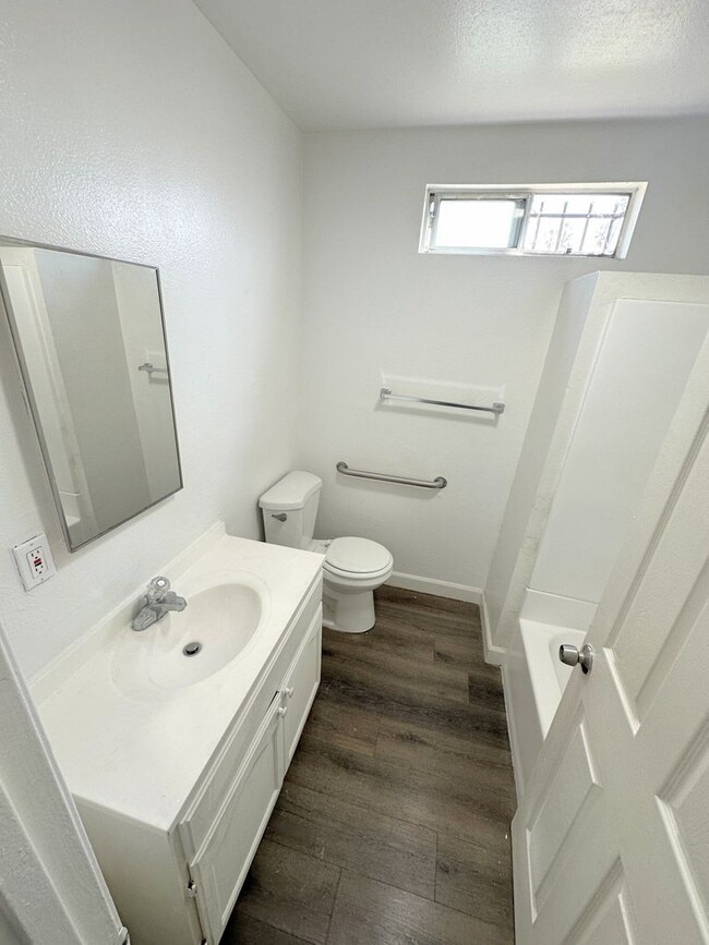 Building Photo - *SECTION 8 ONLY* Cute 2bd/1ba duplex with parking and all the appliances!