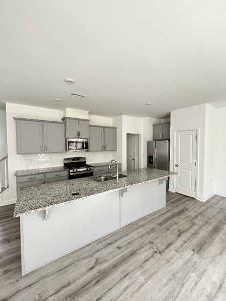 Building Photo - 135 Orvis Dr