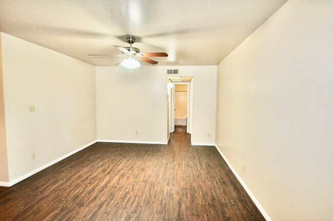 Building Photo - FOR LEASE! 1 Bedroom - 1 Bath - At the Town House Apartments in Weatherford!