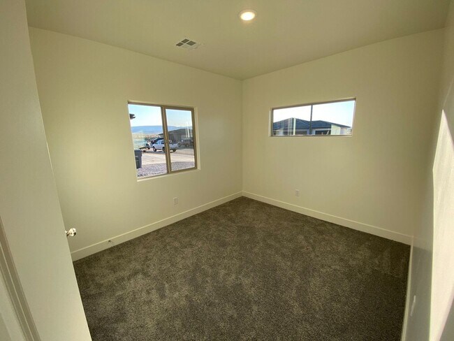 Building Photo - Beautiful 3 Bedroom Single Level Home in S...