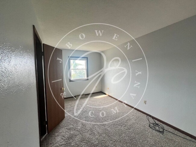 Building Photo - "Charming 3-Bedroom Retreat with 1.5 Baths...