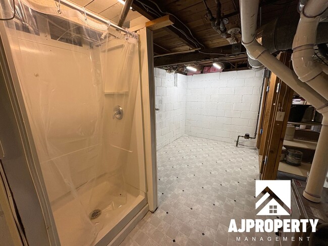 Building Photo - 1925 S Lake Ave