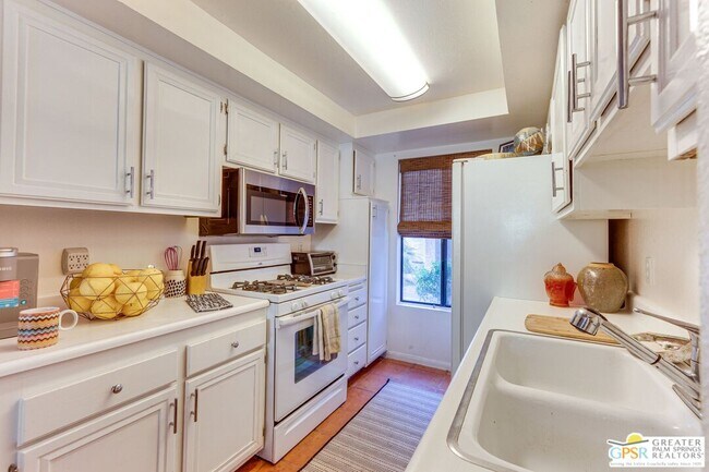 Building Photo - 2170 S Palm Canyon Dr