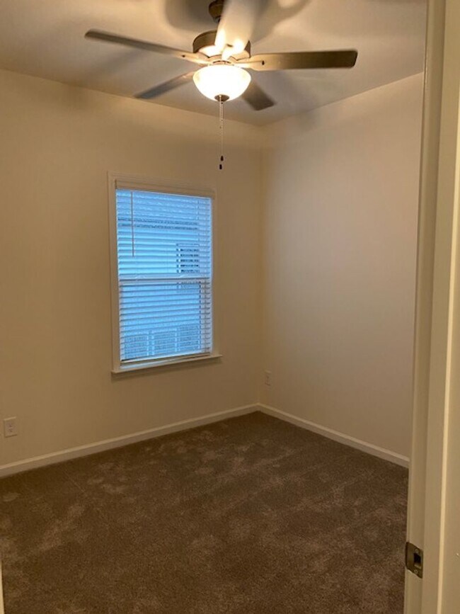 Building Photo - Fantastic 3BR/2.5BA Townhome located in Th...