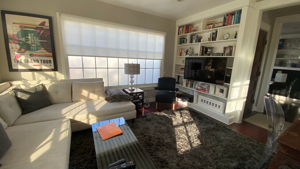 Building Photo - 1316 N Occidental Blvd