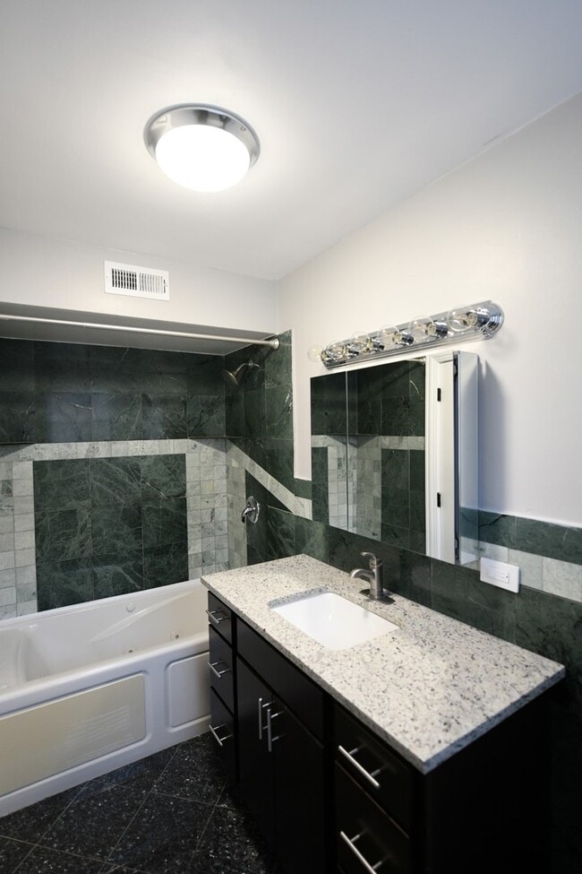 Building Photo - 2739 W Glenlake Ave