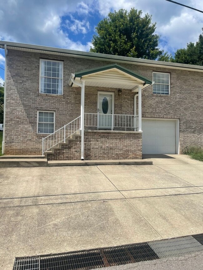 Building Photo - Three-Bedroom Two Bath Townhome in Charleston Cross Lanes Area