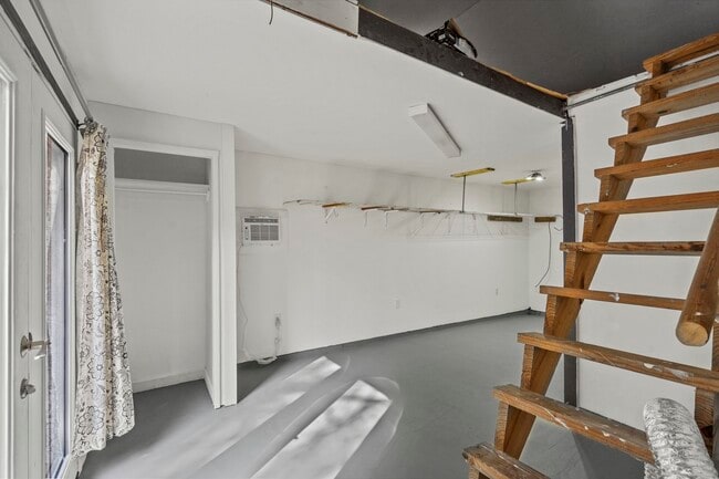 Building Photo - 2406 Oaklawn Dr