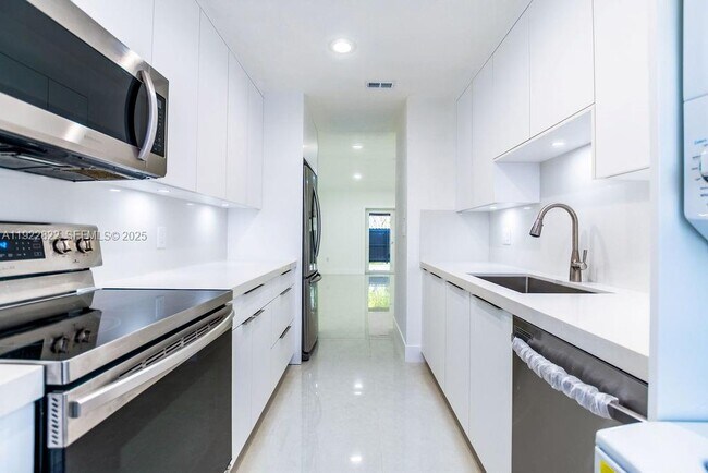 Building Photo - 5240 SW 139th Pl