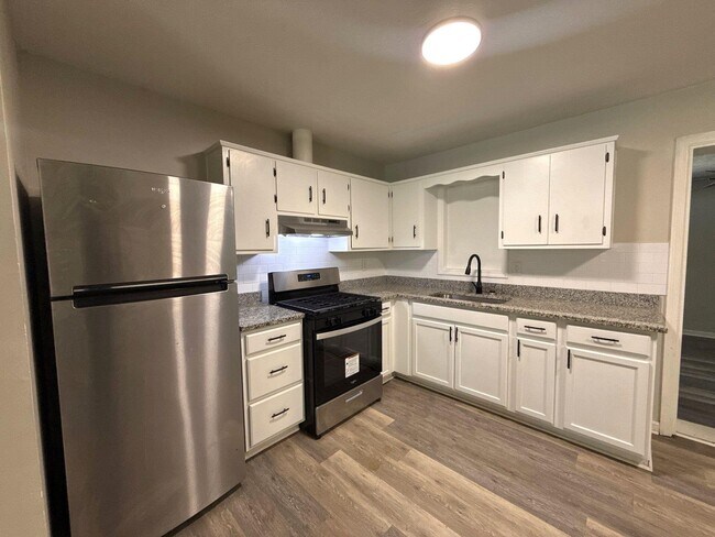 Building Photo - 710 Greenbriar Dr