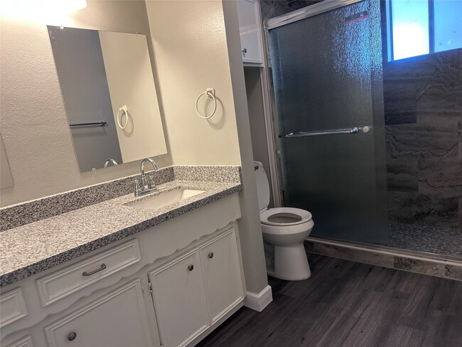 Building Photo - 13611 Fernhill Dr