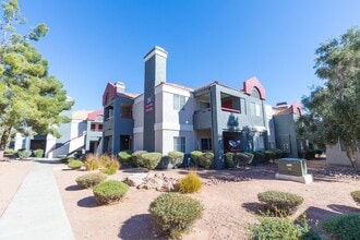 Building Photo - Available 2 Bedroom Downstairs Condo at Pa...