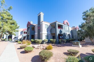 Building Photo - Available 2 Bedroom Downstairs Condo at Pa...