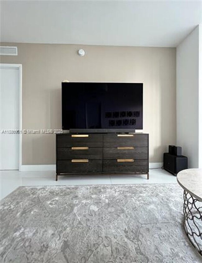 Building Photo - 15811 Collins Ave