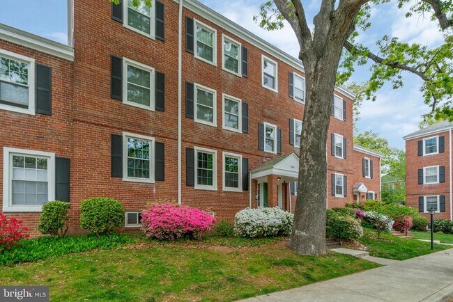 Building Photo - 2961 S Columbus St