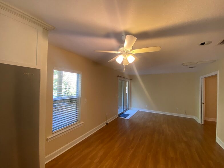 Living room - 512 Williams St