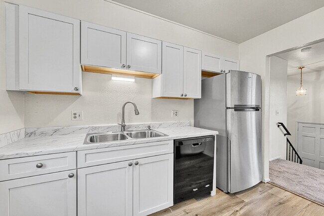 Building Photo - $2,495 - 3 Bed, 2 Bath Home in Aurora with...