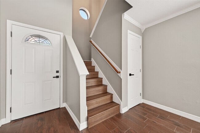 Building Photo - 1720 Old Creek Dr