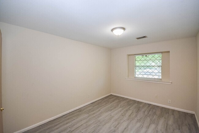 Building Photo - 8407 Edgemoor Dr