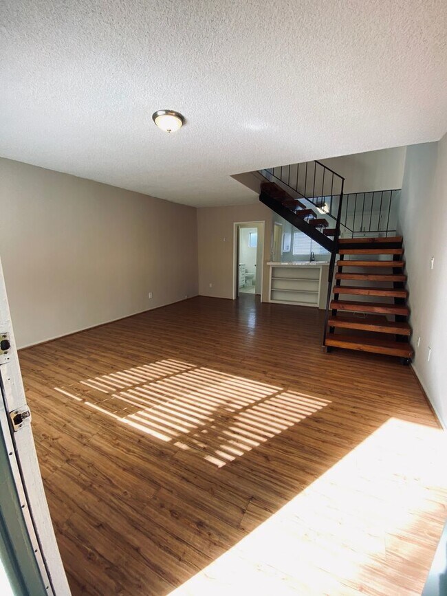Interior Photo - 21736 Roscoe Blvd