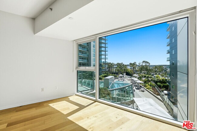 Building Photo - 13600 Marina Pointe Dr