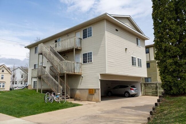 Building Photo - $2500* | ROOMMATE WANTED | 5 Bedroom, 2 Bathroom Apartment | Cat Friendly | Available for August ...