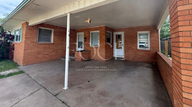 Building Photo - Large 3/2 with 2 living areas