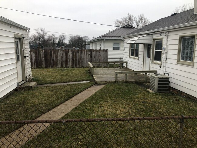Building Photo - 2 Bedroom Ranch