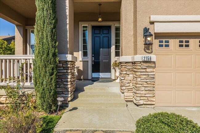 Building Photo - Elegant & Spacious 4 Bedroom Home Near Fol...