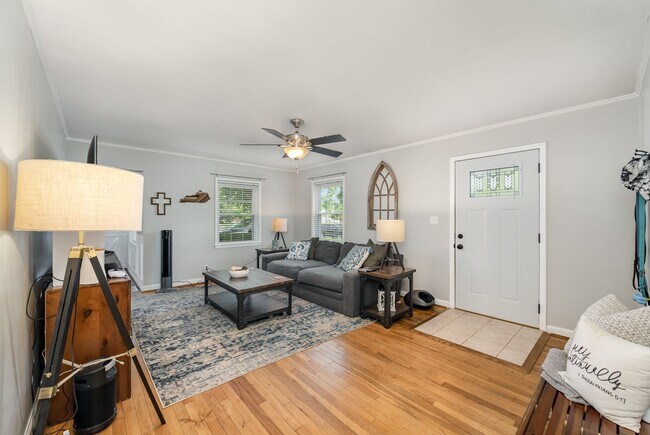 Building Photo - 1633 Sunset Dr