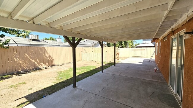 Building Photo - Newly Updated Home in SW Bakersfield