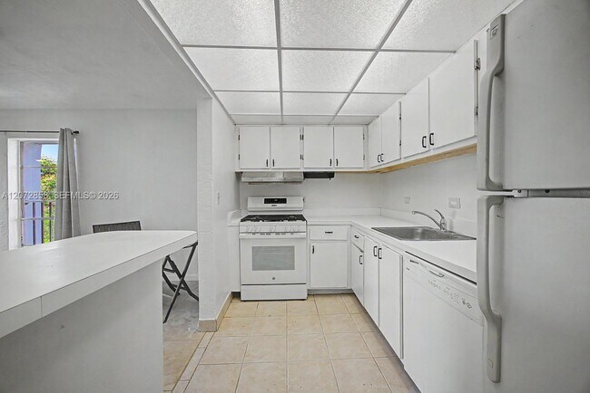 Building Photo - 6900 N Kendall Dr