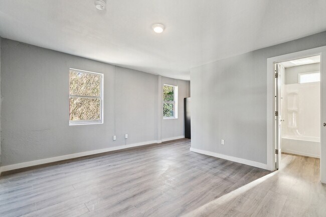 Building Photo - Charming Studio with Laundry on Site - Water and GAS included in rent