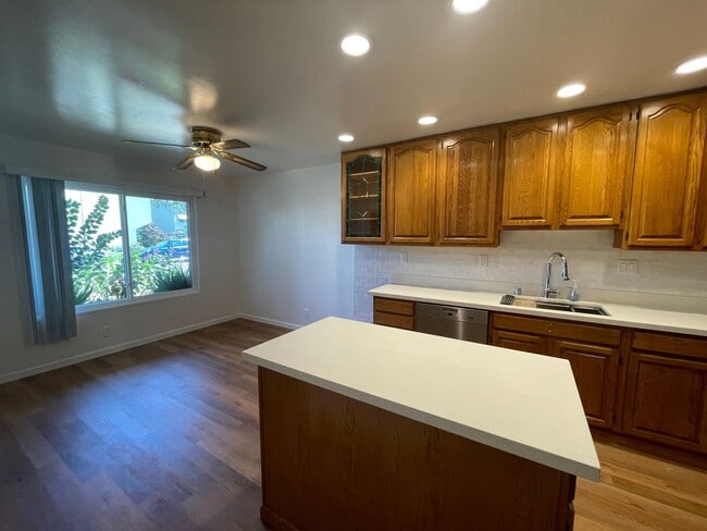 Building Photo - 1033 Fontana Dr