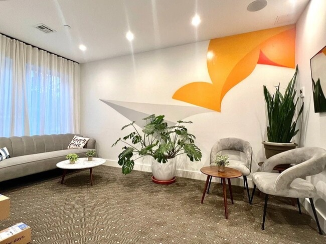 Building Photo - Furnished room/NOT APARTMENT