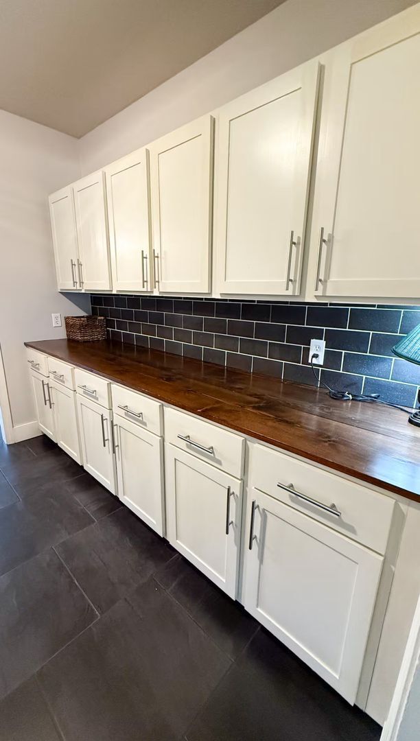 Building Photo - MOVE IN READY!!