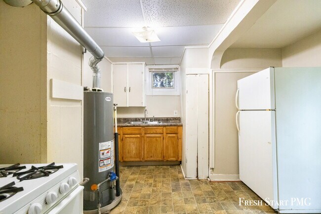 Building Photo - Comfortable Ground-Floor Living with Moder...