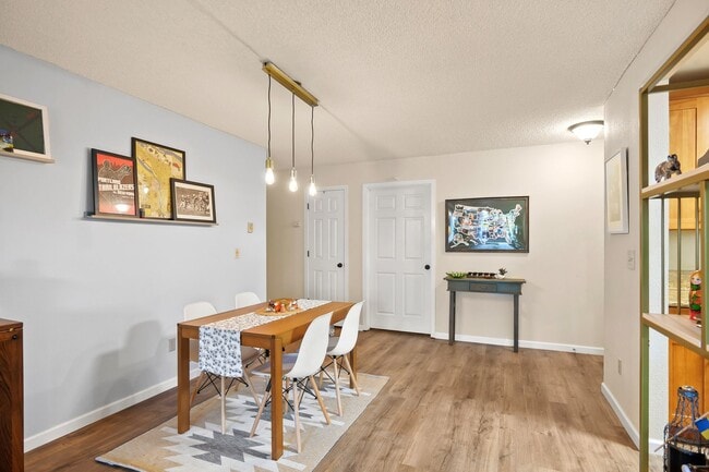 Building Photo - Lovely 2 Bedroom/1.5 Bath Mt Park Condo w/ Garage